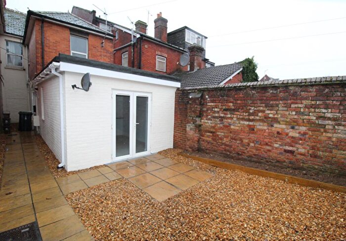 1 Bedroom Flat To Rent In Bargates, Christchurch, BH23