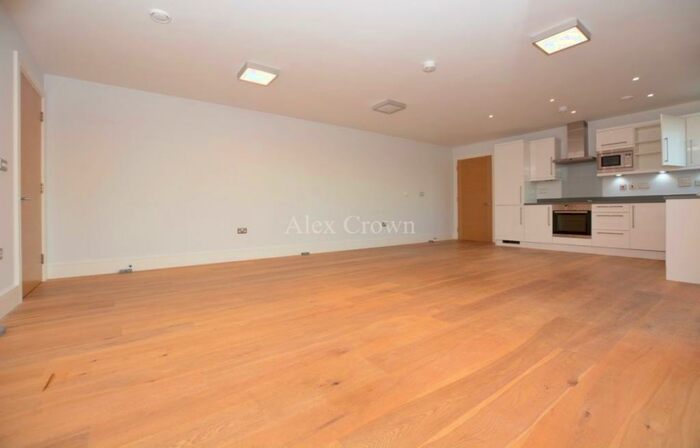 3 Bedroom Apartment To Rent In Forrester Way, Stratford, E15