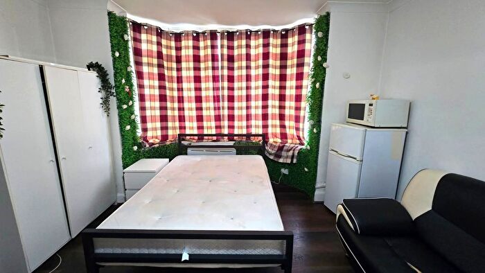 Studio To Rent In Edgware Road, London, NW2