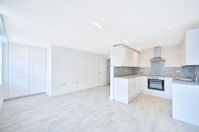Maisonette To Rent In Bath Road, Cranford, Hounslow, TW5