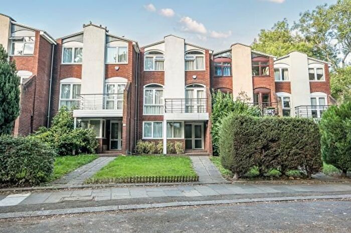 3 Bedroom Terraced House For Sale In Waverley Grove, London, N3