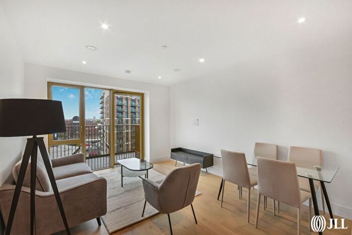 1 Bedroom Flat To Rent In Capital Interchange Way, Brentford, TW8