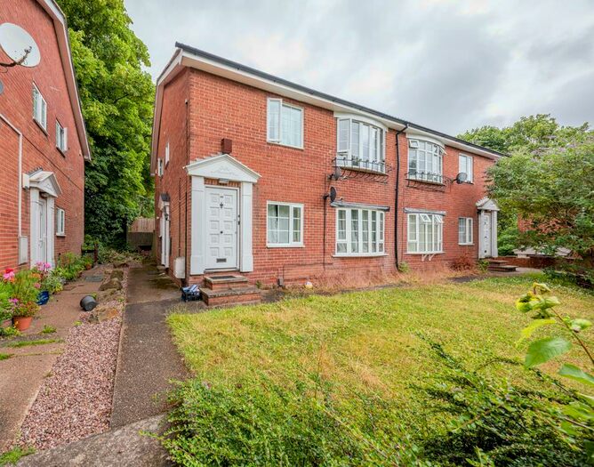 2 Bedroom Maisonette To Rent In Thoresby Court, Nottingham, NG3