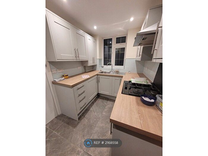 1 Bedroom Flat To Rent In Lannas Lane, Esher, KT10