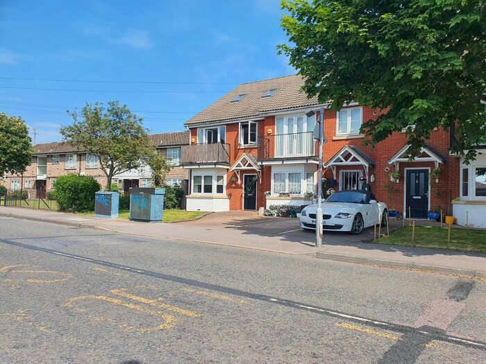2 Bedroom Flat For Sale In Cherry Tree Lane, Rainham, RM13