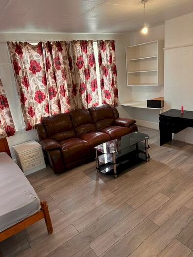 4 Bedroom Flat To Rent In Pinner Green, Pinner, HA5