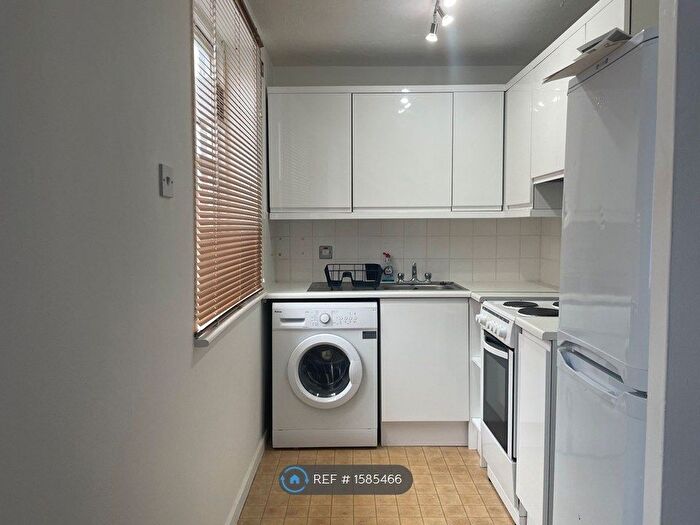 Studio To Rent In Knowles Close, West Drayton, UB7