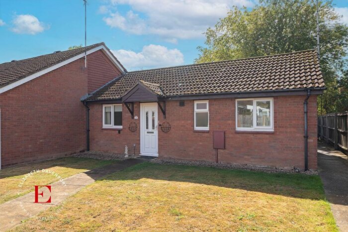 2 Bedroom Semi-detached Bungalow For Sale In Camelot Grove, Kenilworth, CV8