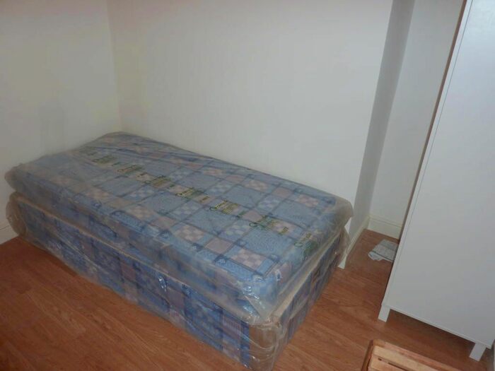 Studio To Rent In High Road, Woodford Green, IG8