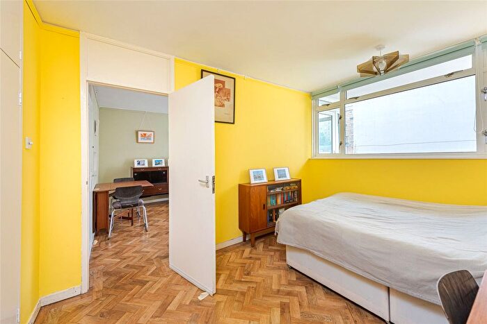 1 Bedroom Flat For Sale In Churchill Gardens, Pimlico, London, Uk, SW1V