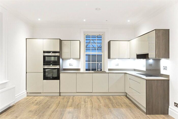 2 Bedroom Flat To Rent In High Street, Weybridge, KT13