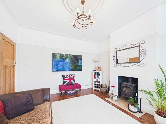 3 Bedroom Semi-Detached House For Sale In Ambleside Drive, Southend-On-Sea, SS1 - Photo 4