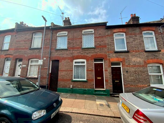 3 Bedroom Terraced House For Sale In Baker Street, Luton, LU1