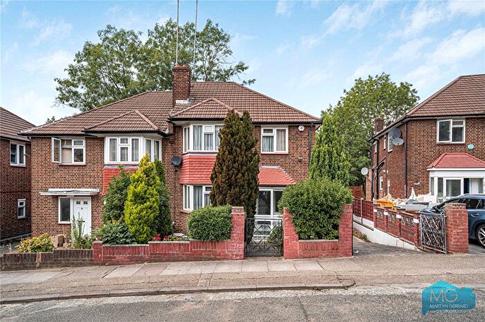 3 Bedroom Detached House For Sale In Howcroft Crescent, London, N3