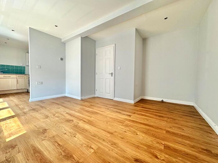 2 Bedroom Flat To Rent In Denmark Road, Poole, BH15