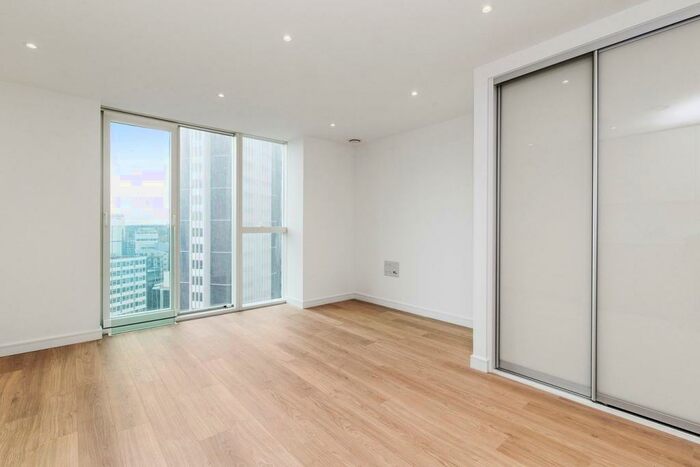 Apartment To Rent In Pinnacle Apartments, Saffron Central Square, Croydon, CR0
