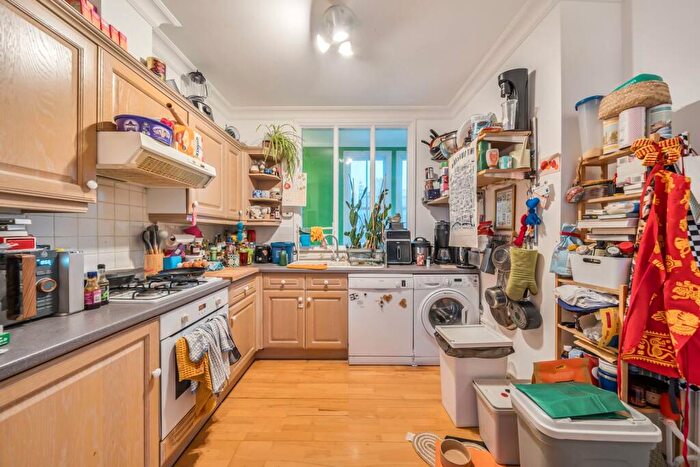 2 Bedroom Maisonette For Sale In Tottenham Road, De Beauvoir Town, London, N1