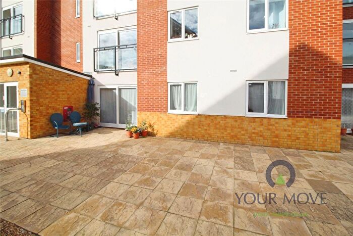 2 Bedroom Flat For Sale In Harrow Close, Bedford, Bedfordshire, MK42
