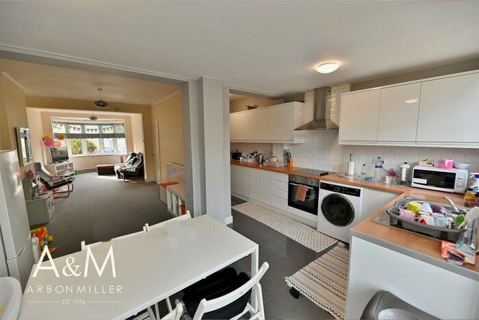 4 Bedroom Terraced House To Rent In Cottesmore Avenue, Clayhall, IG5