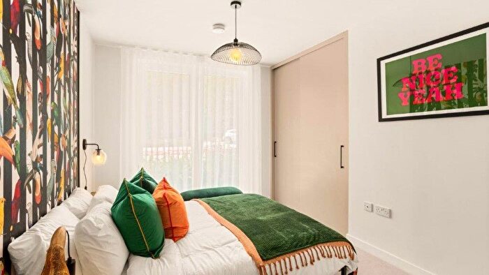 1 Bedroom Flat For Sale In Cedrus Avenue, Southall, UB1
