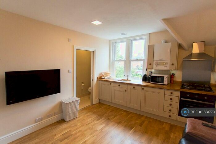 1 Bedroom Flat To Rent In Farnham Road, Guildford, GU2