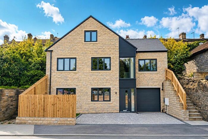 4 Bedroom Detached House For Sale In Castlefields Drive, Brighouse, West Yorkshire, HD6