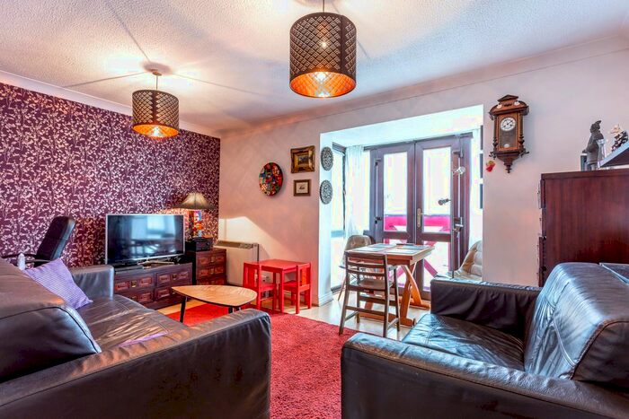 2 Bedroom Flat To Rent In Monmouth Grove, Brentford, TW8