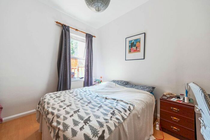 2 Bedroom Flat To Rent In Rockhall Road, Cricklewood, London, NW2