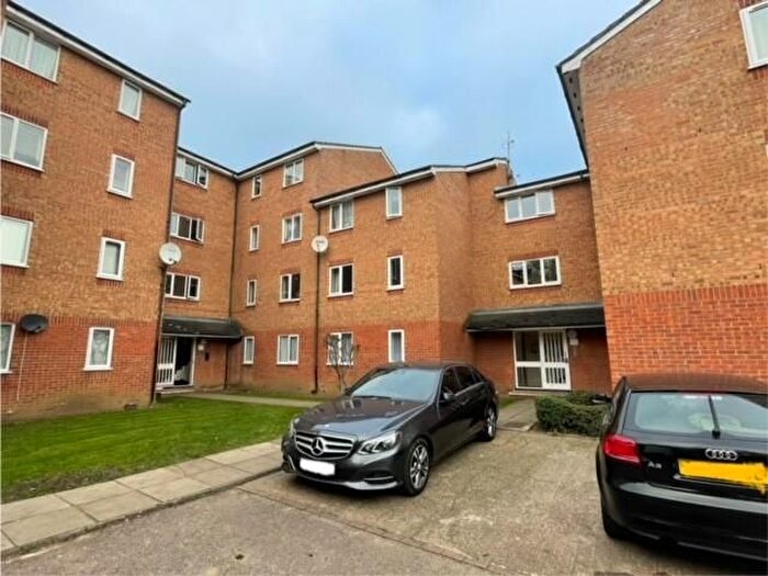 Studio To Rent In Streamside Close, London, N9