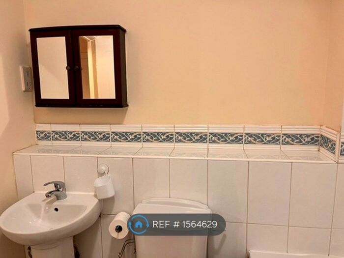 2 Bedroom Flat To Rent In Liberty Court, Barking, IG11