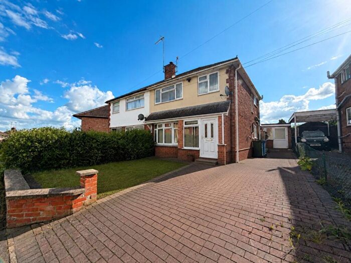 3 Bedroom Semi-Detached House To Rent In Neithrop Avenue, Banbury, Oxfordshire, OX16