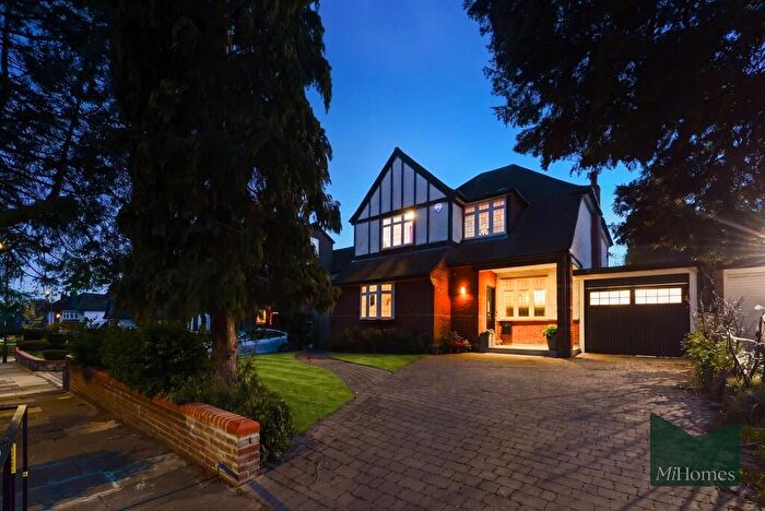 4 Bedroom Detached House For Sale In Bourne Avenue, London, N14