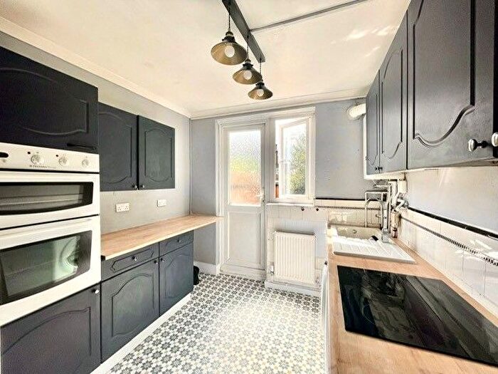 2 Bedroom Maisonette To Rent In Onslow Gardens, London, E18