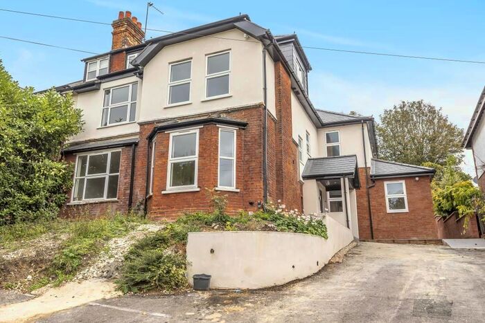 2 Bedroom Flat To Rent In High Wycombe, Buckinghamshire, HP13