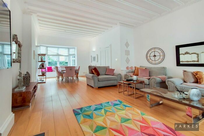 3 Bedroom Flat To Rent In Lower Belgrave Street, London, SW1W