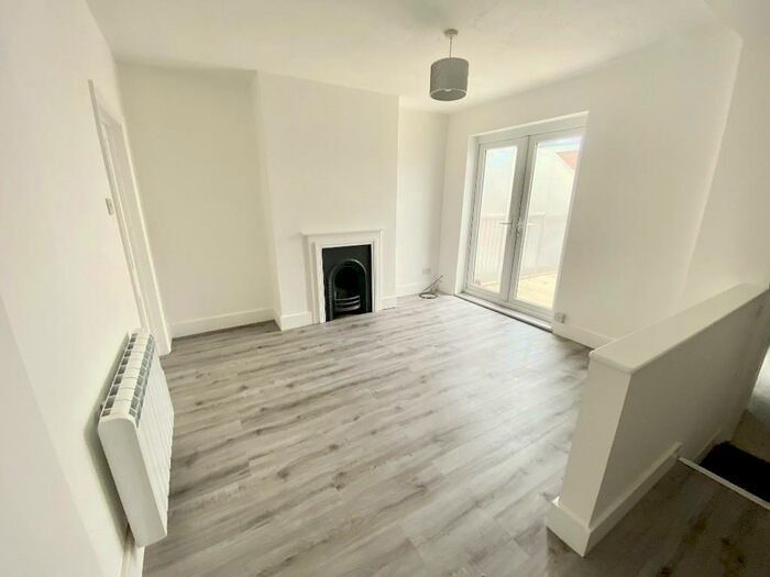 2 Bedroom Flat To Rent In Bargates, Christchurch, Dorset, BH23