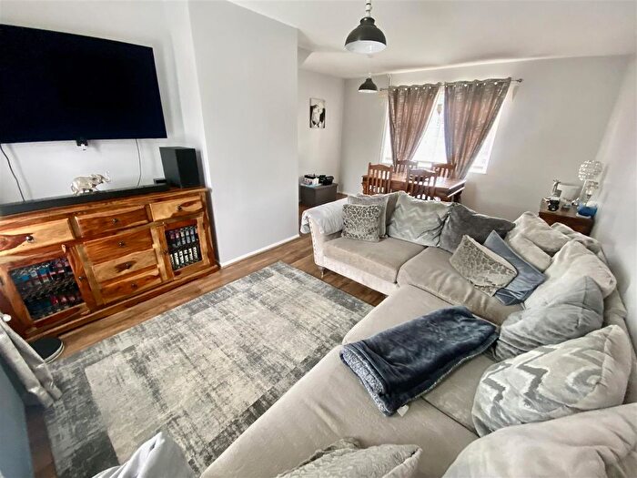 3 Bedroom Terraced House For Sale In Dulverton Avenue, Swindon, SN3
