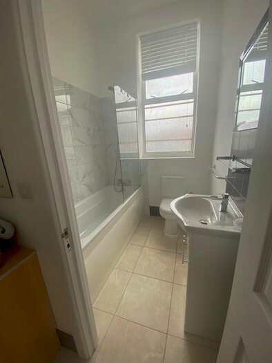 2 Bedroom Flat To Rent In Kingsland High Street, London, E8