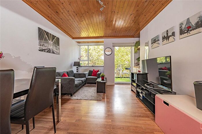 2 Bedroom Flat For Sale In Carslake Road, London, SW15