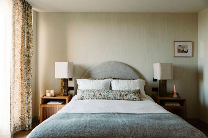 3 Bedroom Flat To Rent In The Draper, Colindale, London, NW9