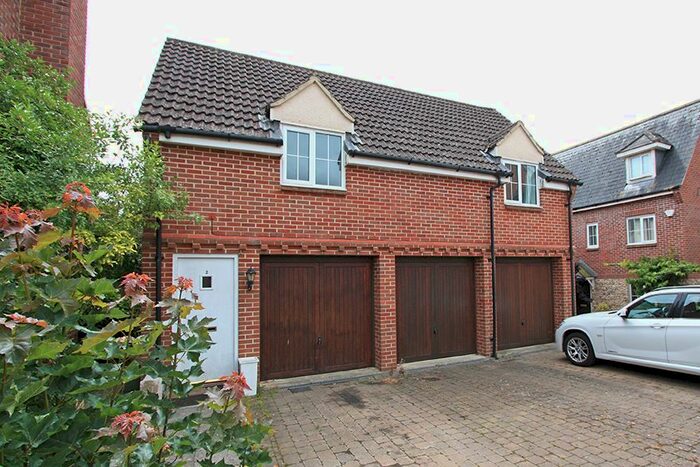 2 Bedroom Mews House For Sale In Stork House Drive, Lambourn, RG17