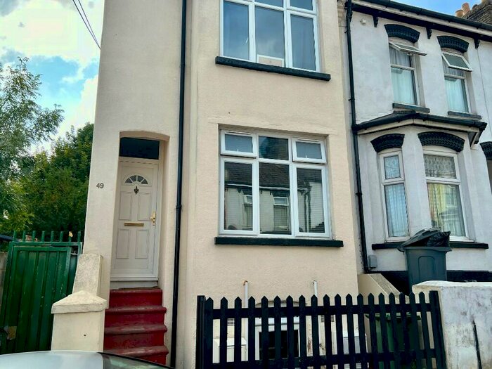 2 Bedroom Flat To Rent In Sturla Road, Chatham, Kent, ME4