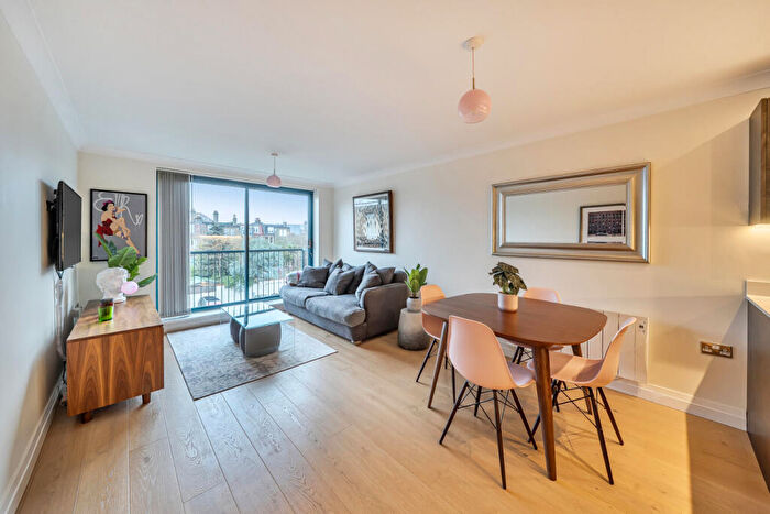 2 Bedroom Flat For Sale In Tottenham Lane, Crouch End, London, N8