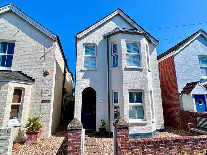 3 Bedroom Detached House For Sale In Brook Road, Lymington, Hampshire, SO41