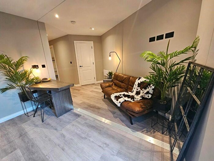 1 Bedroom Flat To Rent In Whitehall Road, Leeds, West Yorkshire, LS12