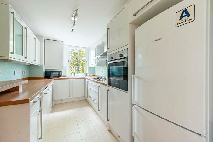 2 Bedroom Flat To Rent In Britten Close, Golders Green, London, NW11