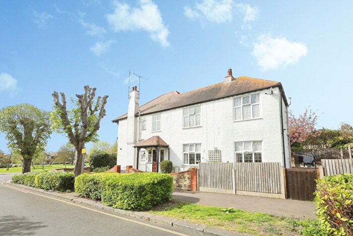 1 Bedroom Flat For Sale In The Drive, Westcliff-On-Sea, SS0