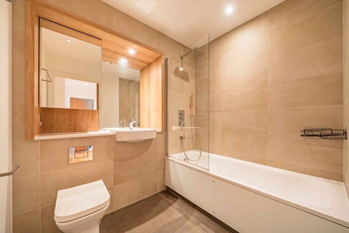 3 Bedroom Flat To Rent In Winchester Square, Surrey Quays, SE8