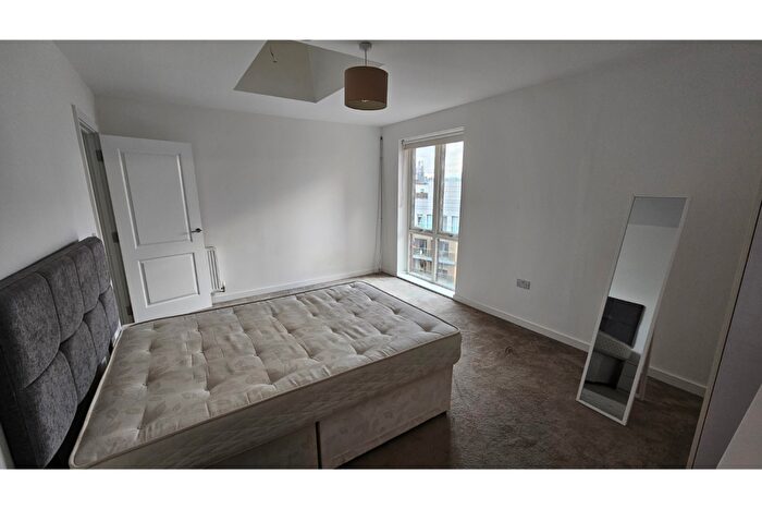 3 Bedroom Flat To Rent In Rope Court, Canoe Walk, E14