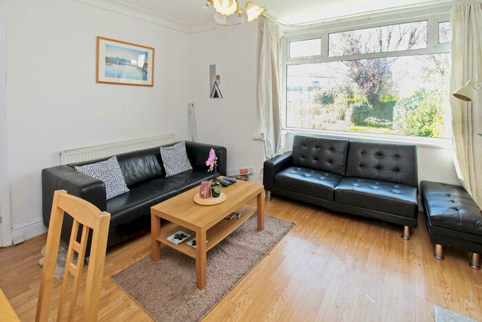 4 Bedroom Semi-Detached House To Rent In Newport View, Headingley, Leeds, LS6